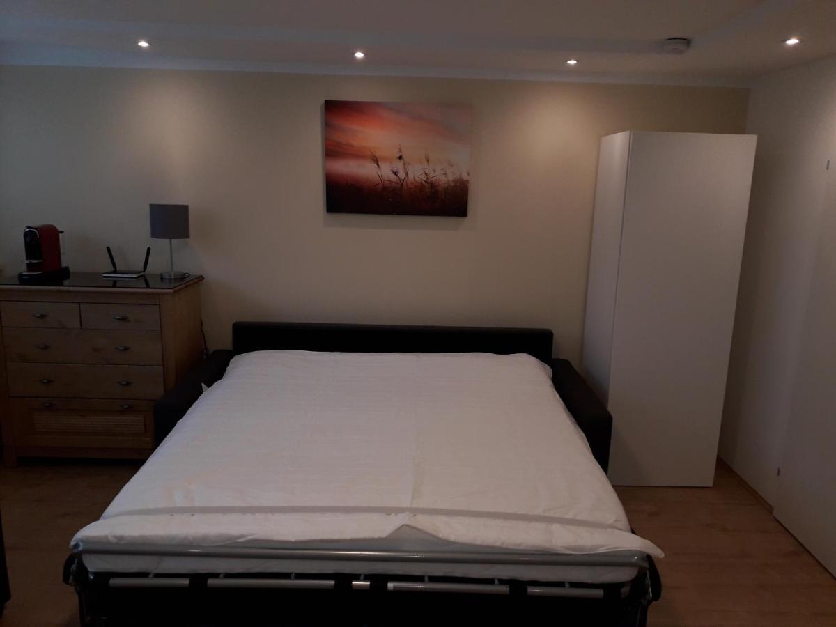 Cosy Flat In The Quiet Area With Own Garden, Free Parking And Direct Public Transport Link To The Centre Apartment Виена Екстериор снимка